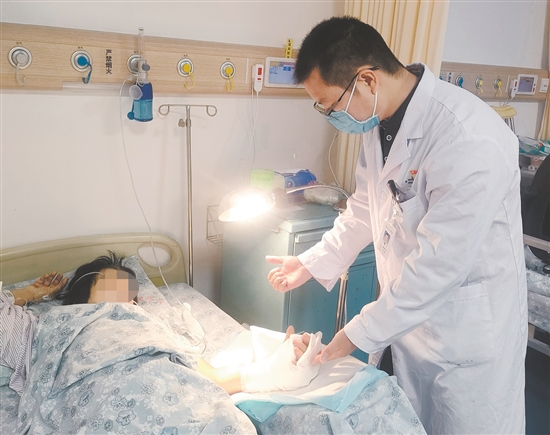 醫(yī)生查看患者情況。