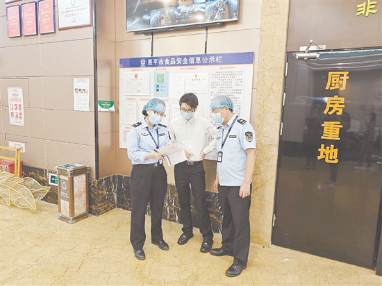 恩平市組織執(zhí)法人員深入接待酒店進(jìn)行現(xiàn)場督促與指導(dǎo)。