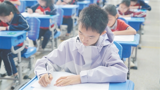 選手們正在奮筆疾書。