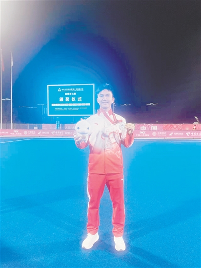 李榮亮助力廣東隊(duì)獲得男子曲棍球銀牌。