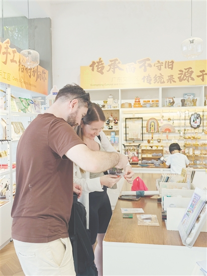 基地創(chuàng)業(yè)者創(chuàng)作的文創(chuàng)產(chǎn)品吸引外國(guó)游客關(guān)注。