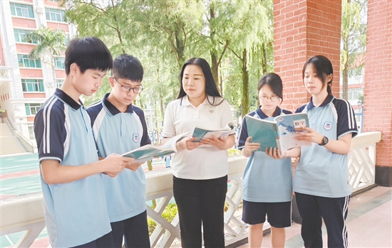 教師尹杰在輔導(dǎo)學(xué)生。