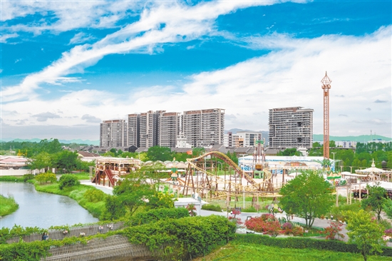 雙橋村引進(jìn)專業(yè)文旅公司投資3億元運(yùn)營升級(jí)古勞水鄉(xiāng)旅游區(qū)，又引入中傳華夏國際文旅發(fā)展集團(tuán)投資3680萬元建設(shè)綜合性水上游樂項(xiàng)目。