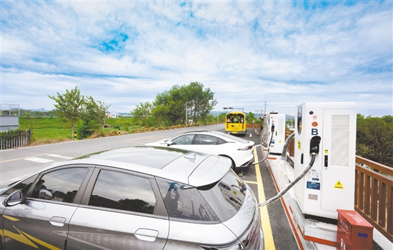 雙橋村新建停車場，并在停車場上安裝充電樁，方便群眾和游客進(jìn)行車輛電力補(bǔ)給。