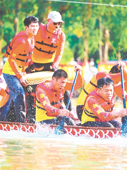 劃手們正奮力劃船，展開激烈角逐。