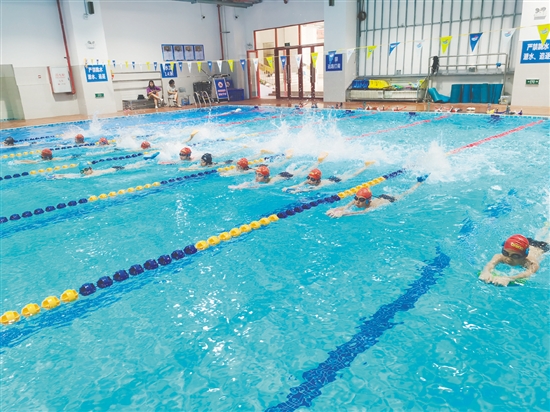平山小學(xué)游泳隊每天堅持訓(xùn)練。
