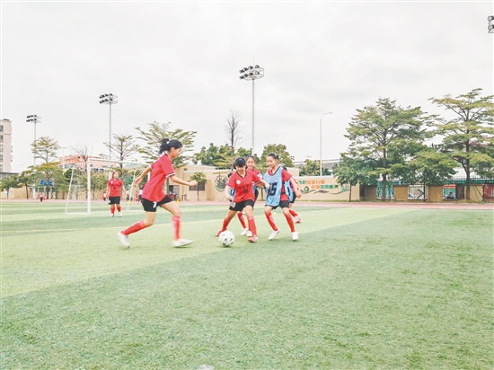 新會東區(qū)學(xué)校女足隊員們在操場上盡情奔跑、拼搶。