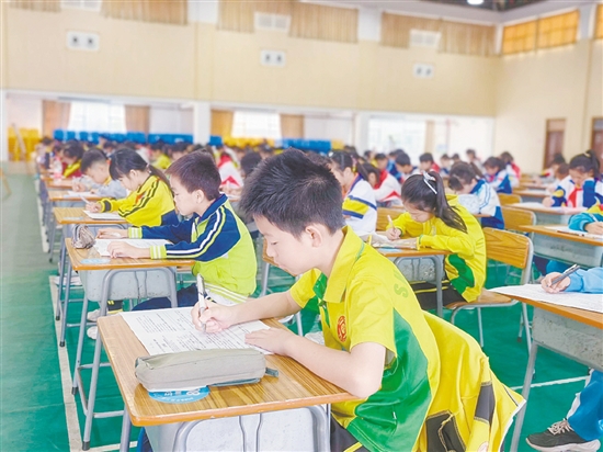 選手沉著應(yīng)對，下筆如有神。