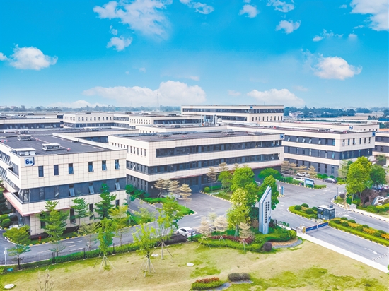 臺山工業(yè)新城作為臺山經(jīng)濟(jì)發(fā)展的主引擎，集聚一大批被稱為“腰部企業(yè)”的中小企業(yè)。