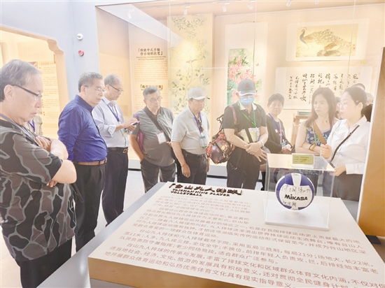 訪問團成員以腳步丈量僑鄉(xiāng)大地，在古村風(fēng)貌、文化遺存與鄉(xiāng)村新景中，感受祖國、故鄉(xiāng)的發(fā)展脈搏。