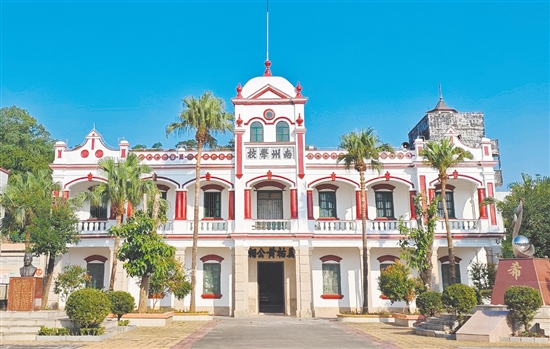 美祐黃公祠矗立在校園內(nèi)，見(jiàn)證了學(xué)校發(fā)展的歷程。