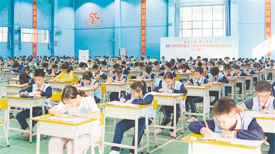 由臺山市各鎮(zhèn)（街）學校選拔出的267名優(yōu)秀小學生參加此次大會，在文字的世界里穿越時空、對話英雄，用靈動筆觸書寫家國情懷，用扎實學識展現(xiàn)閱讀素養(yǎng)。