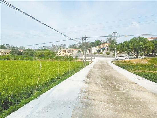 村道拓寬，村民出行更安全。