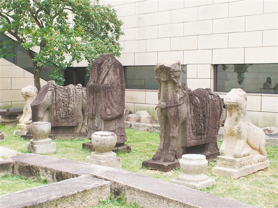 文邊村出土的“臥羊”已被鶴山市博物館永久保存，與此前收藏“望柱”“蹲虎”“立馬”“翁仲”共同陳列于中庭。