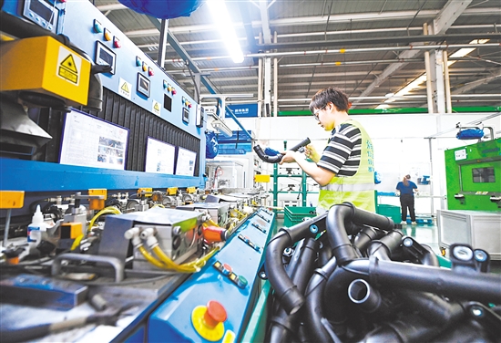 工作人員在位于天津?yàn)I海新區(qū)中塘鎮(zhèn)的天津鵬翎集團(tuán)股份有限公司生產(chǎn)車間檢查汽車膠管產(chǎn)品。新華社發(fā)