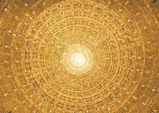運(yùn)行僅2個(gè)多月，江門中微子實(shí)驗(yàn)發(fā)布首個(gè)物理成果，兩大關(guān)鍵參數(shù)刷新世界測量精度紀(jì)錄。圖為中心探測器球內(nèi)“星空”。劉悅湘