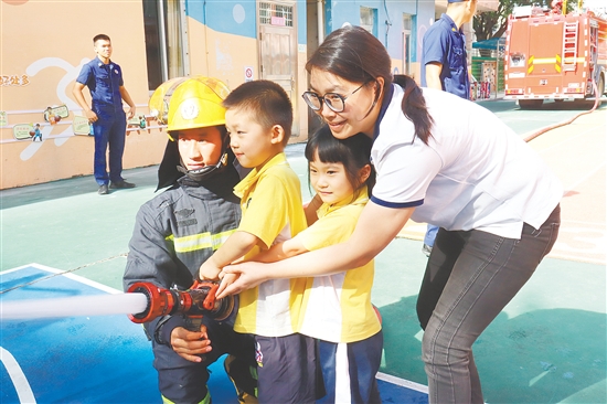 恩平市第一幼兒園開展消防演練。