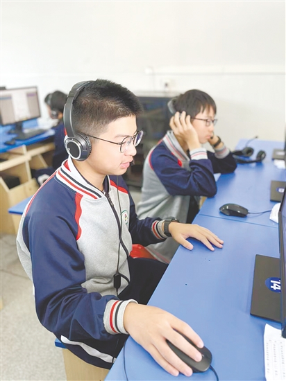 學(xué)生正在進(jìn)行藝術(shù)測(cè)評(píng)。