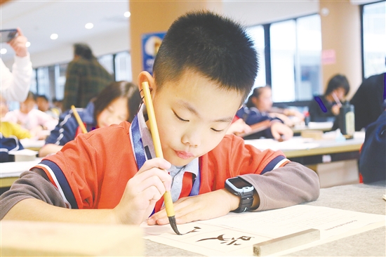 選手揮毫潑墨，展示書法技藝。