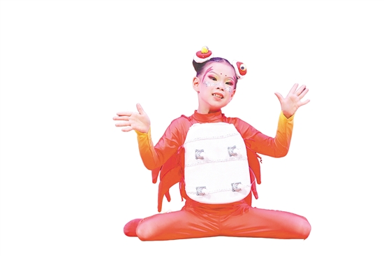 孩子扮演可愛的小螃蟹。