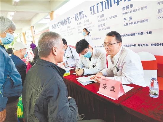 專家們細致詢問病史、查看檢查報告，為市民制訂個性化診療方案。