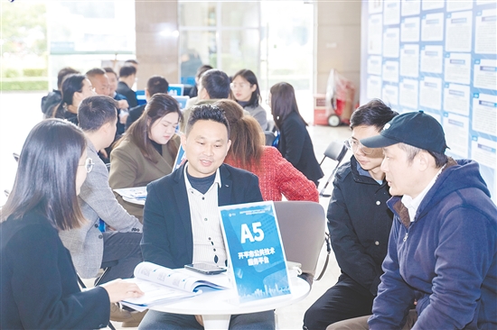 專家學者與企業(yè)代表面對面交流。