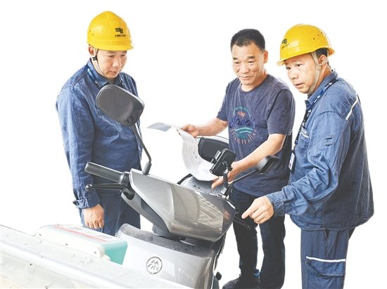 開(kāi)平供電局組織人員到小區(qū)開(kāi)展電動(dòng)自行車充電安全科普宣傳。