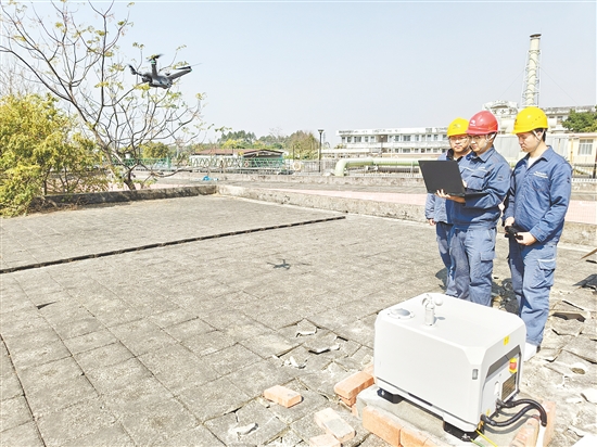 開(kāi)平供電局引入固定機(jī)巢智能巡檢系統(tǒng)，實(shí)現(xiàn)赤坎、塘口鎮(zhèn)架空線路無(wú)人機(jī)巡視100%覆蓋。劉俊豪