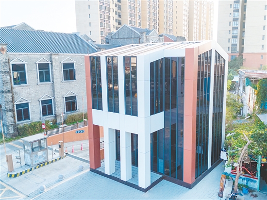 “零碳”智能10千伏公福線小館配電房集光伏發(fā)電、儲(chǔ)能、電能分配于一體。陳小騫