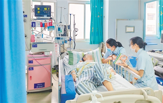 護(hù)理團(tuán)隊(duì)創(chuàng)新“疼痛評估—體位管理—心理干預(yù)”三位一體模式，為患者提供全方位照護(hù)。