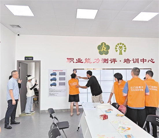 洗車中心負(fù)責(zé)人在對(duì)“喜憨兒”進(jìn)行洗車培訓(xùn)。