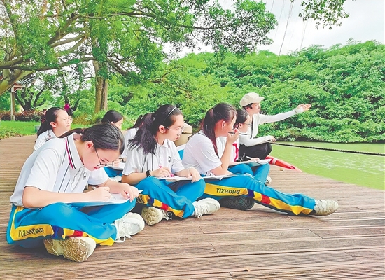 學(xué)生在觀鳥(niǎo)研學(xué)活動(dòng)中增強(qiáng)愛(ài)鳥(niǎo)護(hù)鳥(niǎo)意識(shí)。