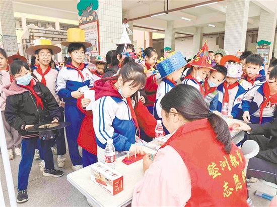 數(shù)學(xué)游園會(huì)吸引眾多同學(xué)參加。