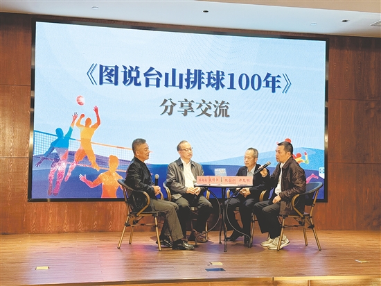 岑向權(quán)（左一）交流分享新書內(nèi)容。