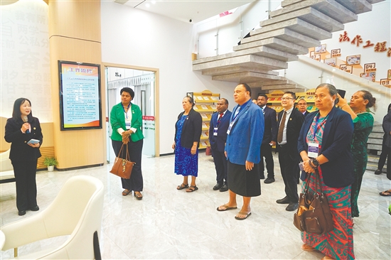 太平洋島國議員研討班成員參訪全國人大常委會法工委江?；鶎恿⒎?lián)系點。