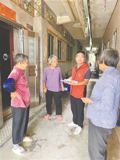 關(guān)文勇深入一線開展普法宣傳。