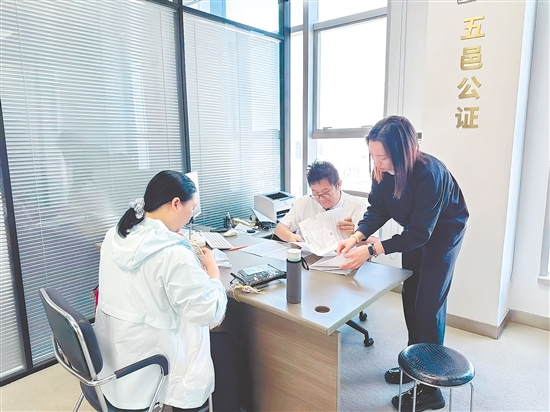 “僑管家”陪同陳小姐辦理相關(guān)業(yè)務(wù)。 “僑管家”陪同陳小姐辦理相關(guān)業(yè)務(wù)。