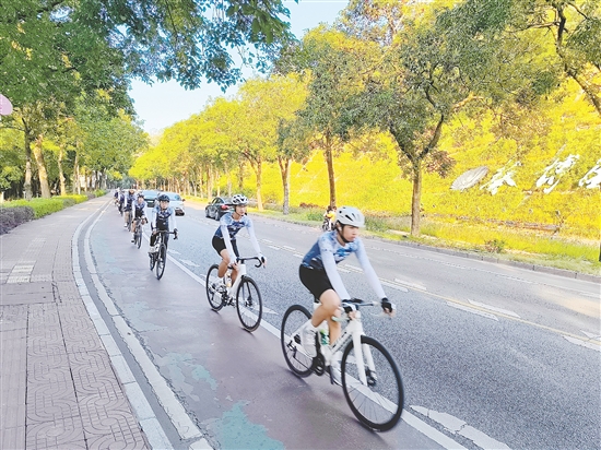 騎行團隊途經(jīng)新會圭峰山。