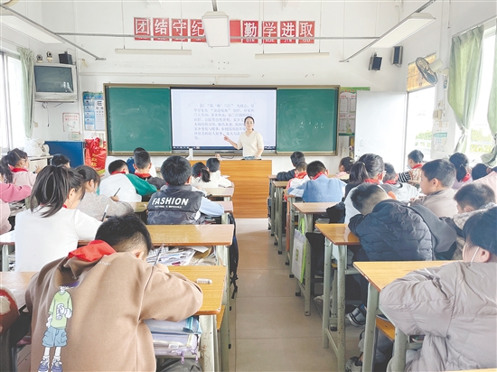 為讓孩子們精準把握寫作主題與思路，老師在課堂上開展主題講解、思路點撥與技巧指導。