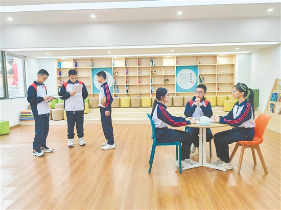 東區(qū)學(xué)校心晴社團(tuán)開(kāi)展心理劇排演活動(dòng)。