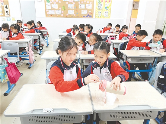 心理課上，老師讓學(xué)生們通過(guò)小游戲體驗(yàn)如何處理合作中的矛盾和沖突。