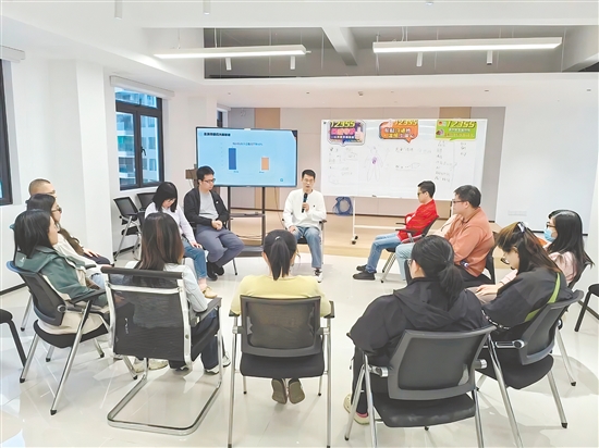 體驗營創(chuàng)新采用角色模仿等互動方式，帶領(lǐng)親子家庭開展體驗式學(xué)習(xí)。