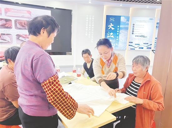 通過理論學(xué)習(xí)與動手實(shí)踐相結(jié)合的方式，學(xué)員們掌握了一些整理收納技能。