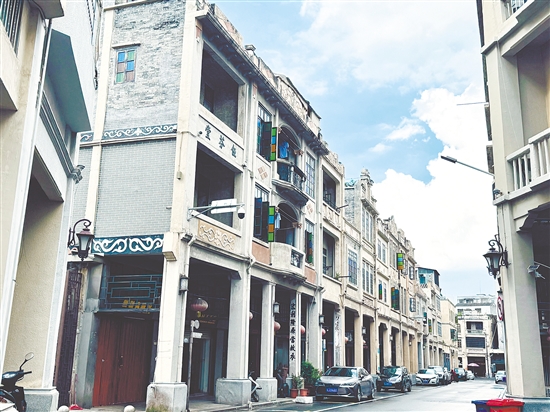 隨著電影《捕風追影》火熱上映，臺山臺城歷史文化街區(qū)的華僑建筑走進大眾視野，備受關注。