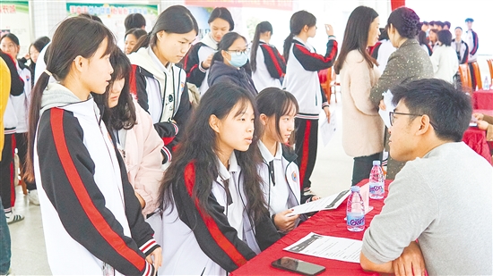 學(xué)生參加人才供需見面會(huì)，大膽推介自己。