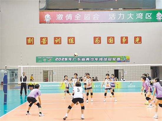 賽場(chǎng)上，選手們激烈比拼，賽出了水平。