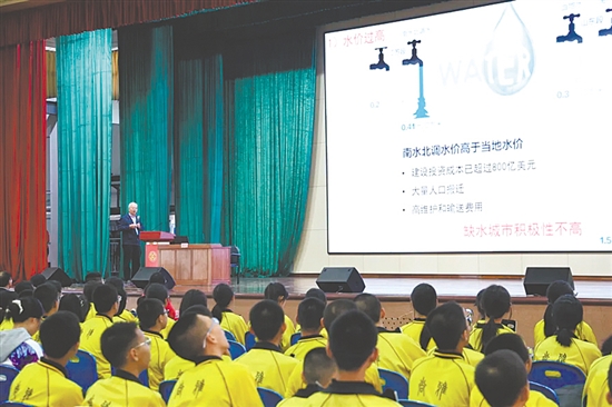 院士通過(guò)科普講座，為青少年講述前沿科學(xué)知識(shí)。