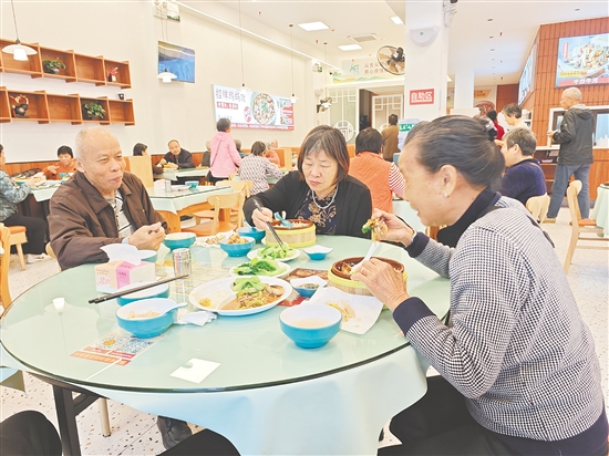 長者在干凈明亮的環(huán)境中享受美味餐食。