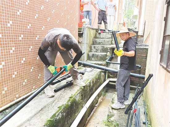 工作人員精準(zhǔn)更換老化水管2520米，徹底根除管道滲水、水質(zhì)渾濁的問題。雙合鎮(zhèn)供圖