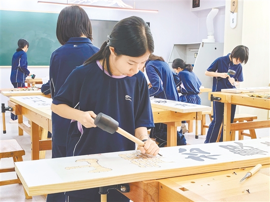 鶴山市碧桂園學(xué)校的木藝課程注重趣味性、實(shí)踐性和審美性的融合，深受學(xué)生們喜愛。